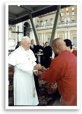 Sri Chinmoy reicht dem Papst die Friedensfackel
