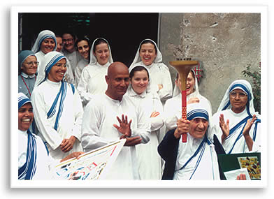 Sri Chinmoy und Mutter Teresa mit der Friedensfackel