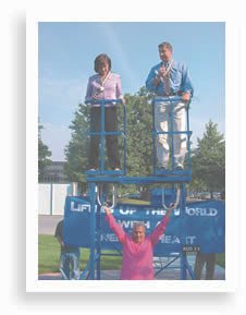 Sri Chinmoys „Lifting up the World with a Oneness-Heart“-Programm Sri Chinmoy hebt die Empfänger des Preises