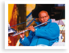 Sri Chinmoy an der Querflöte